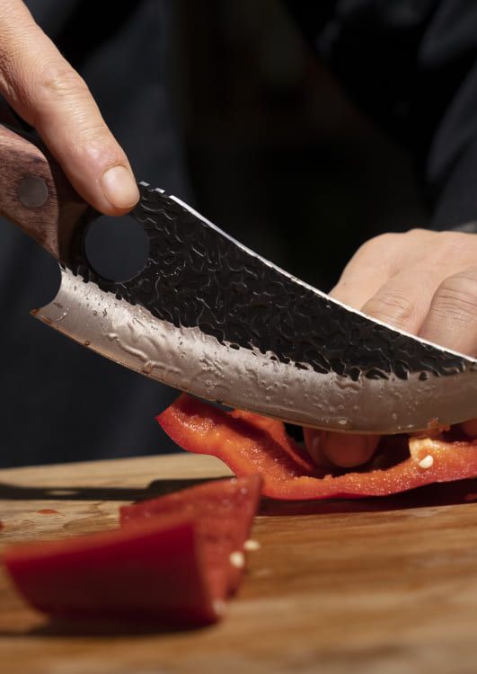 Cuchillo Huusk a la mano